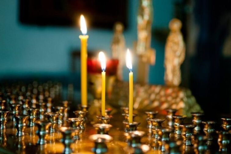 Kerzen in der Kirche und Rauchen während der Fastenzeit