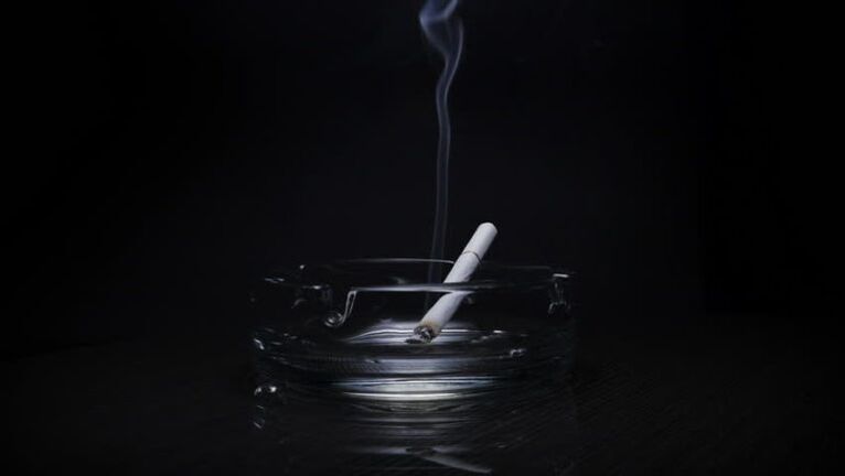 Zigarette und Rauchen auf nüchternen Magen